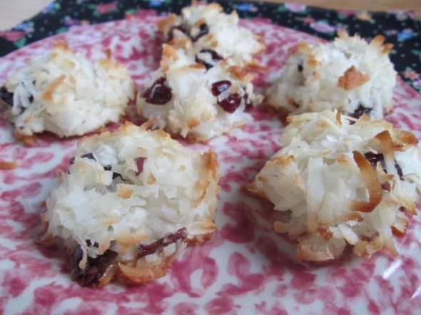 Coconut Macaroons with Dried Cranberries (640x480)