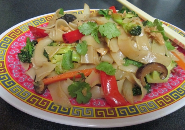 Rice Noodles with Chicken and Vegetables (640x451)